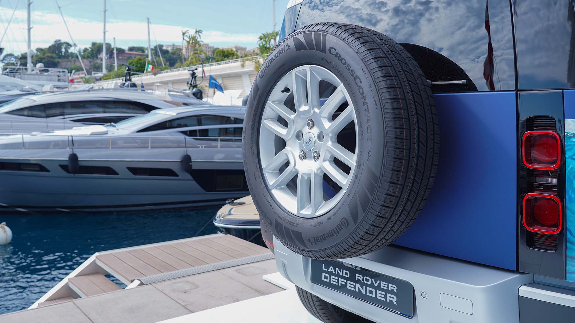 Ferretti Group Mobile Lab - Land Rover Defender forWorks | Land Rover IT Ferretti Group Mobile Lab - Land Rover Defender forWorks | Land Rover IT